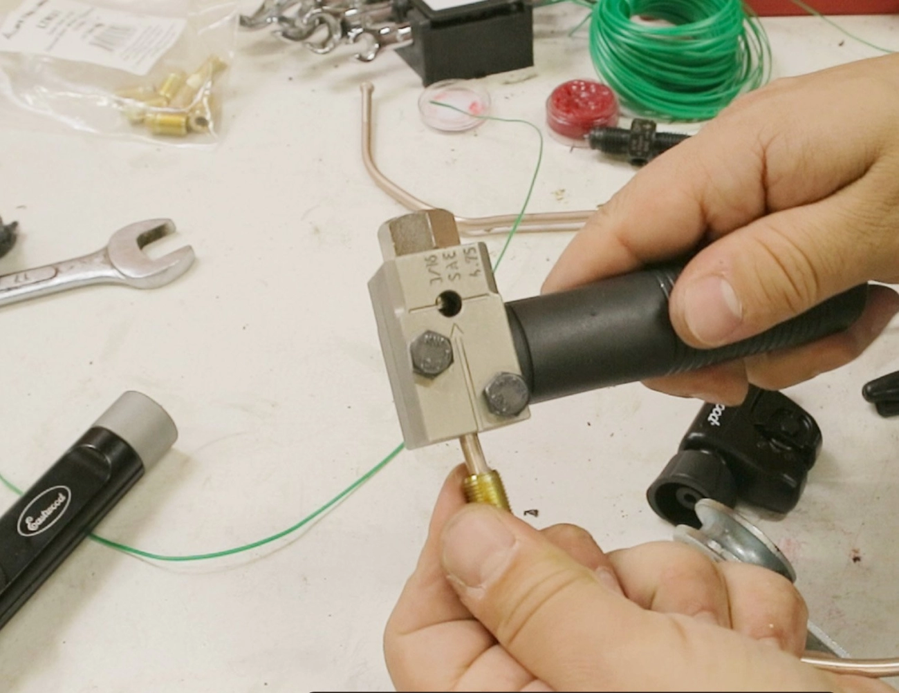 Kupfer-Nickel-Bremsleitungsflaring und -befestigung