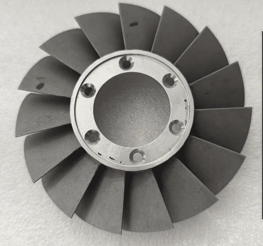 Fabricação de componentes de secção quente de turbinas a gás industriais